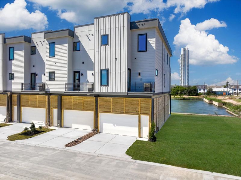 Front exterior of a new home in Lago Pointe, Seabrook, TX, highlighting curb appeal (Image 17). Front exterior of a new home in Lago Pointe, Seabrook, TX, highlighting curb appeal (Image 17).