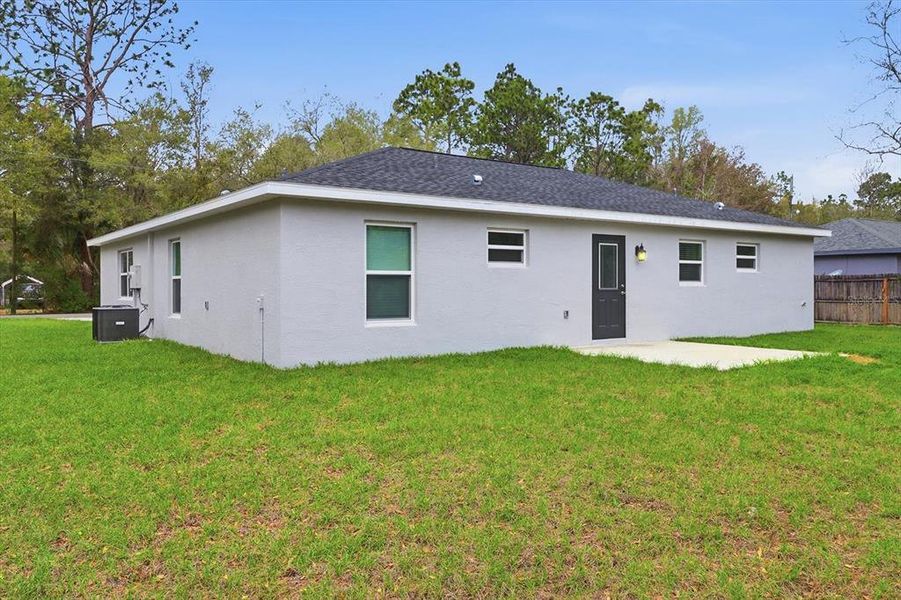 Exterior details and patio area of a home in , Crystal River (Image 4).