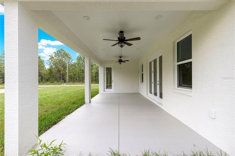 Exterior details and patio area of a home in , Dunnellon (Image 34).