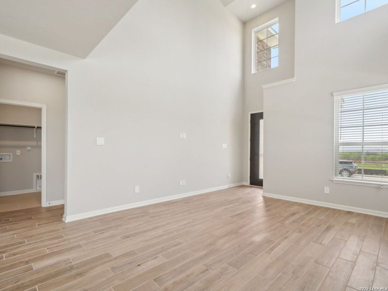Spacious, unfurnished interior of a new home in Royal Crest, San Antonio (Image 15).