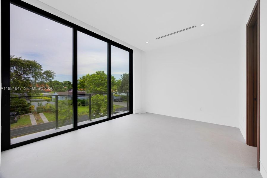 Spacious, unfurnished interior of a new home in , Miami (Image 64).