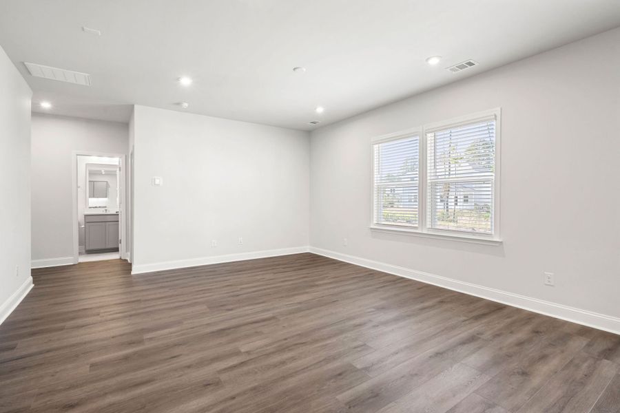 Spacious, unfurnished interior of a new home in Waterways, Richmond Hill (Image 36).