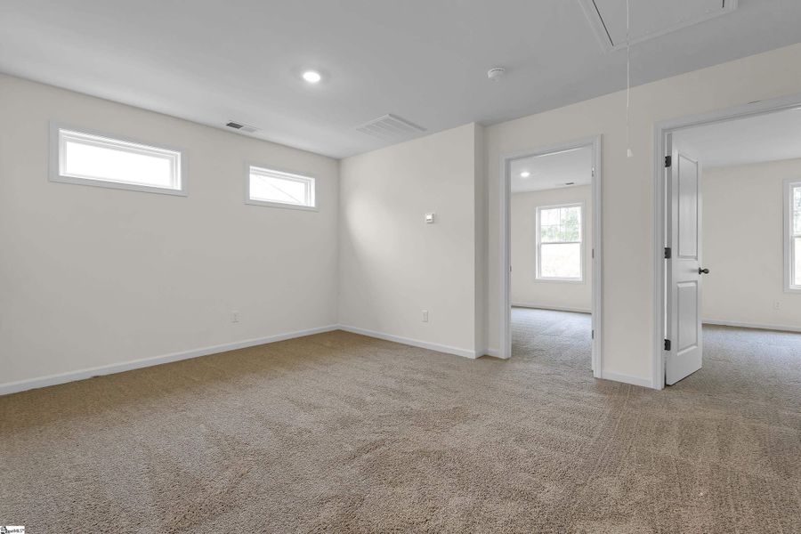Spacious, unfurnished interior of a new home in Lynbrook, Boiling Springs (Image 17).