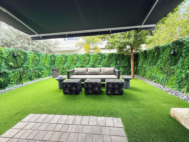 Exterior details and patio area of a home in , Coral Springs (Image 4).