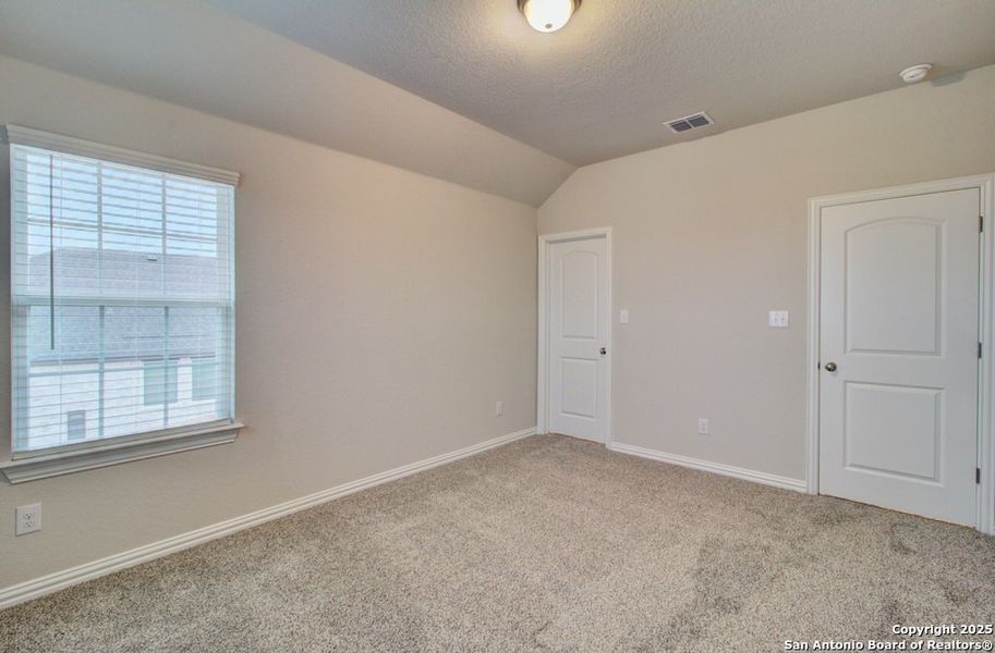 Spacious, unfurnished interior of a new home in Meyer Ranch - Enclave, New Braunfels (Image 14).