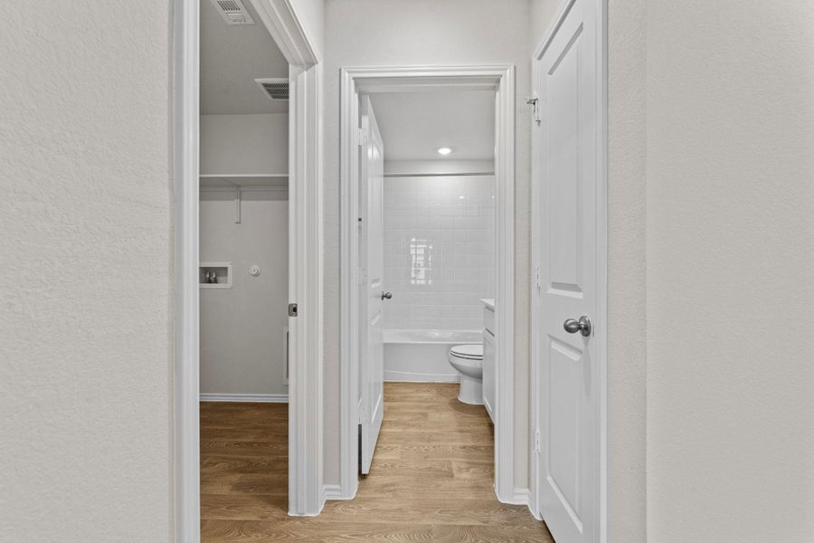 Spacious, unfurnished interior of a new home in Bollinger, Uhland (Image 21).