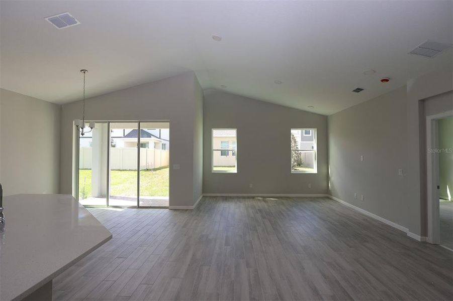 Spacious, unfurnished interior of a new home in Bay Lake Farms, St. Cloud (Image 10).