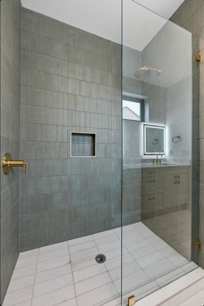 Bathroom featuring tiled shower Bathroom featuring tiled shower