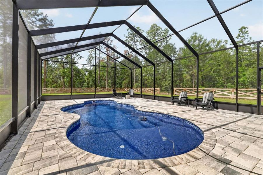 Exterior details and patio area of a home in , Dunnellon (Image 4).