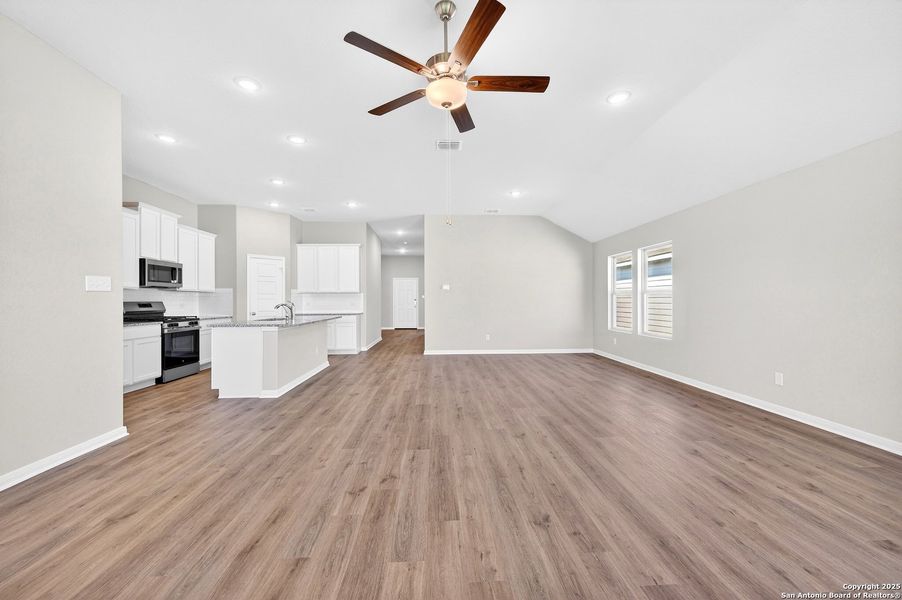 Spacious, unfurnished interior of a new home in Winding Brook, San Antonio (Image 27).