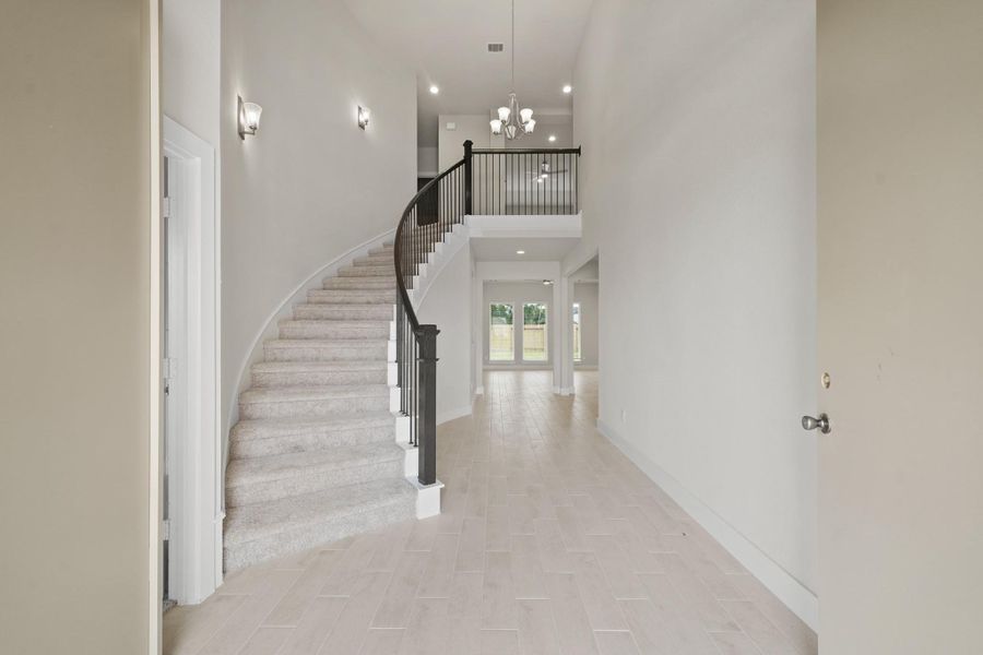 Spacious, unfurnished interior of a new home in Barton Creek Ranch, Conroe (Image 19).