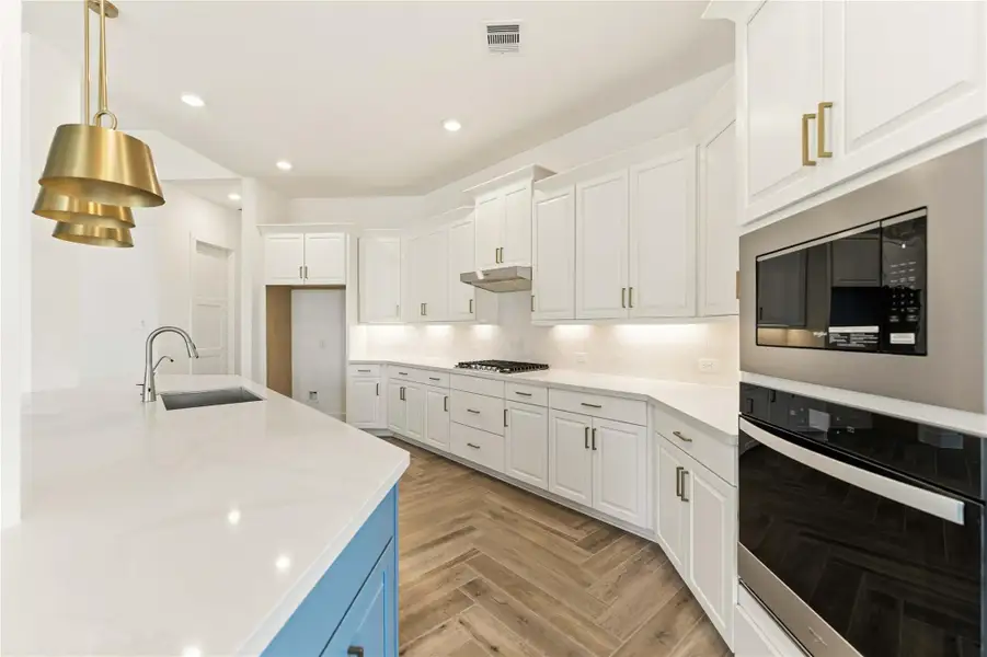 Furnished interior view inside a new home in Valencia, Manvel (Image 13).