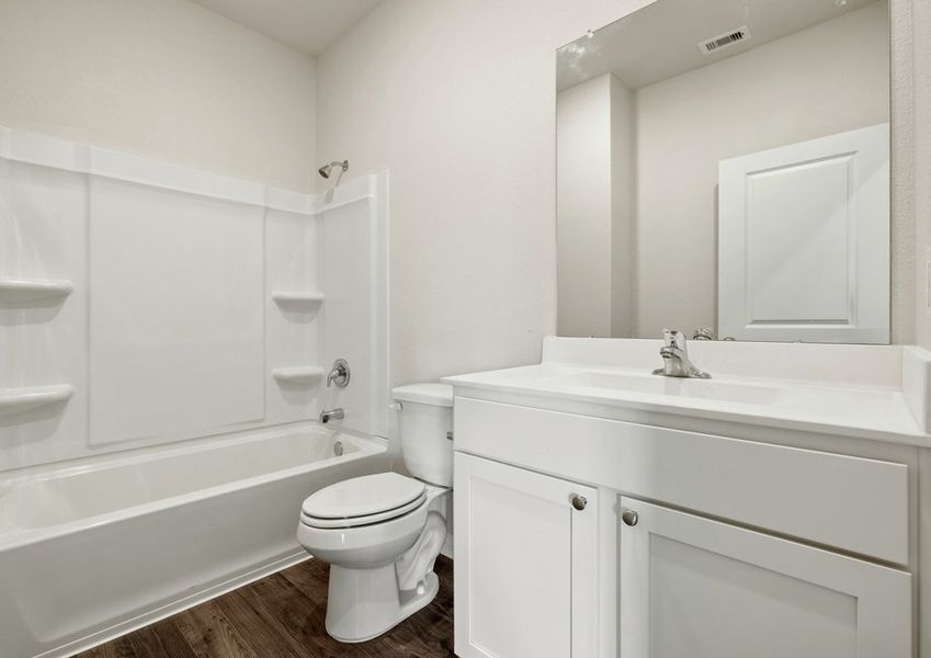 Secondary bathroom with shower/tub combination Secondary bathroom with shower/tub combination