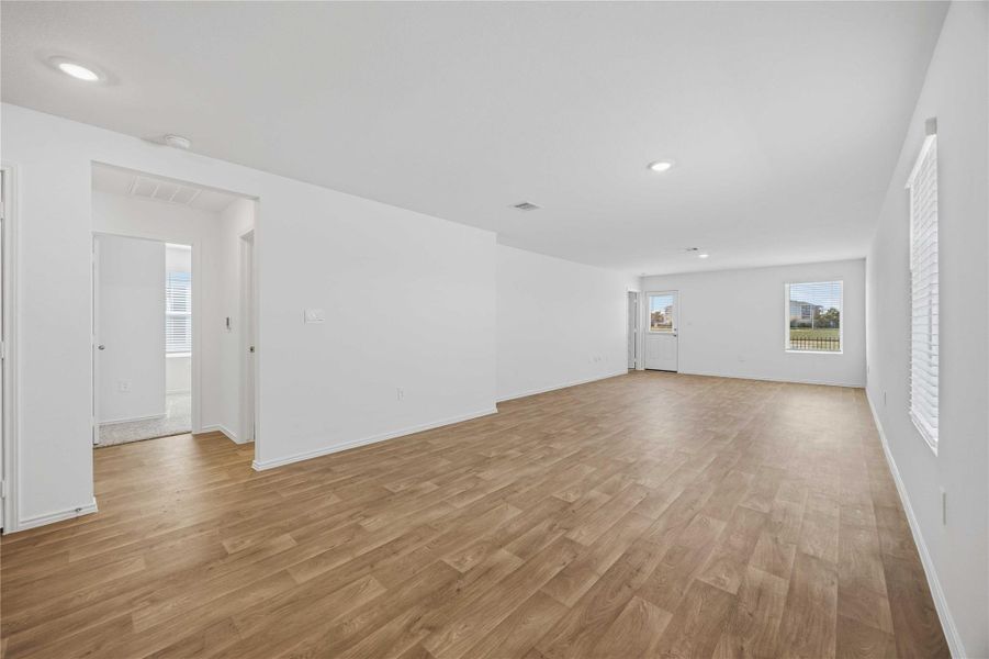 Spacious, unfurnished interior of a new home in Garver Heights, Houston (Image 8).