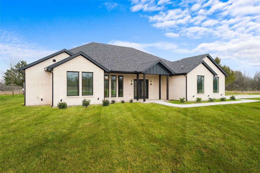 Exterior details and patio area of a home in , Corsicana (Image 3).