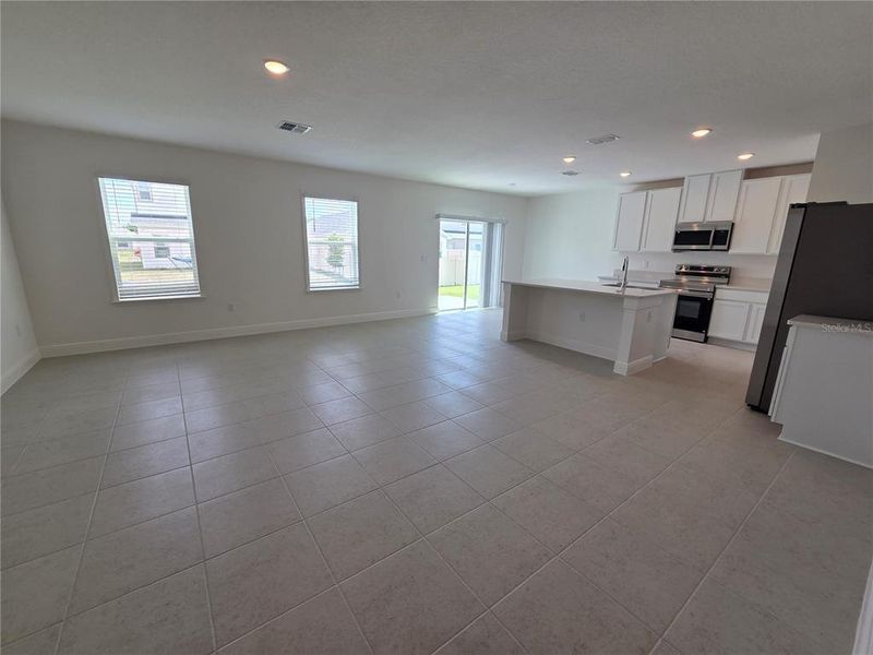 Spacious, unfurnished interior of a new home in Villamar, Winter Haven (Image 26).