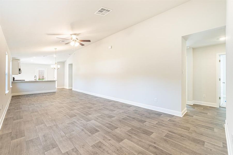 Spacious, unfurnished interior of a new home in Stonebrooke, Conroe (Image 11).