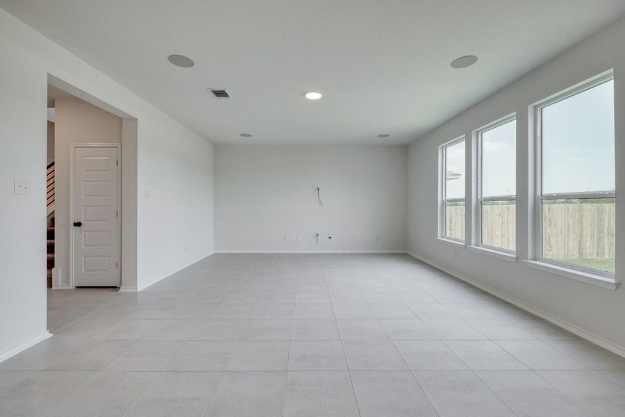 Spacious, unfurnished interior of a new home in Overlook Ranch, Georgetown (Image 15).