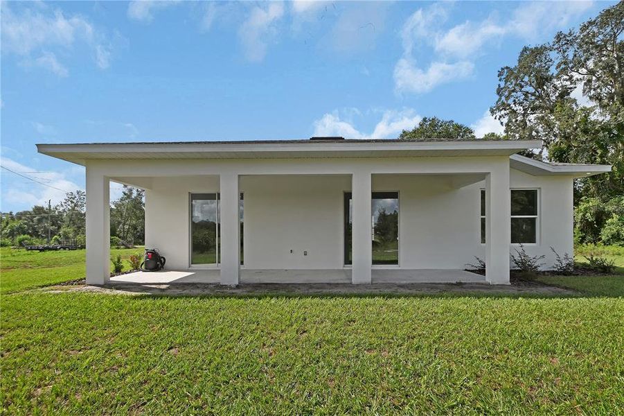 Exterior details and patio area of a home in , Deland (Image 4).