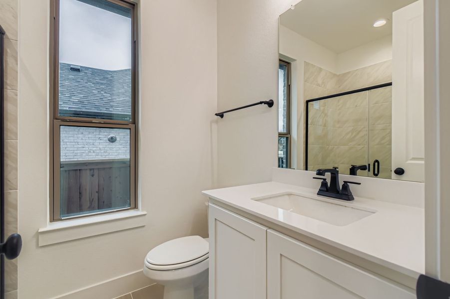 150 Longhorn - Full Bathroom