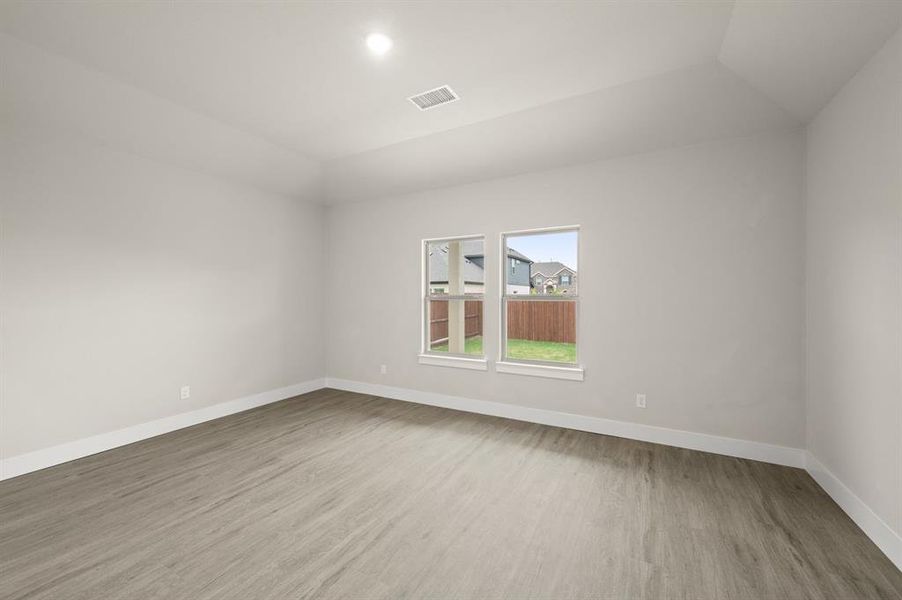 Spacious, unfurnished interior of a new home in Llano Springs, Fort Worth (Image 17).