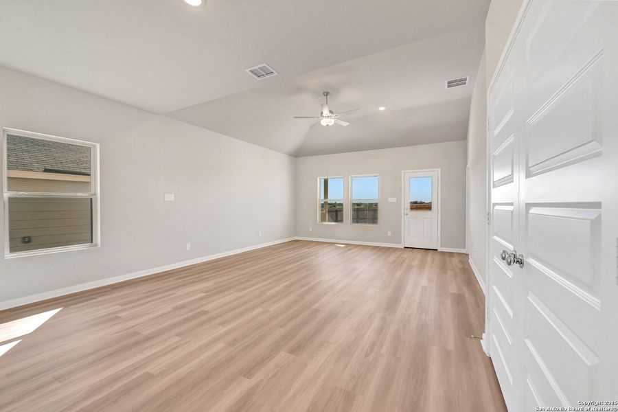 Spacious, unfurnished interior of a new home in Paloma Park, Converse (Image 25).
