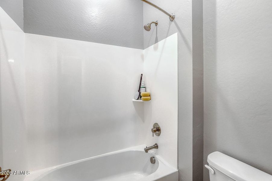 33 Guest Bathtub-Toilet