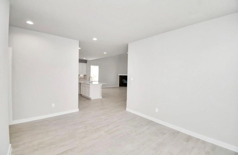 Spacious, unfurnished interior of a new home in Telge Ranch, Cypress (Image 32).