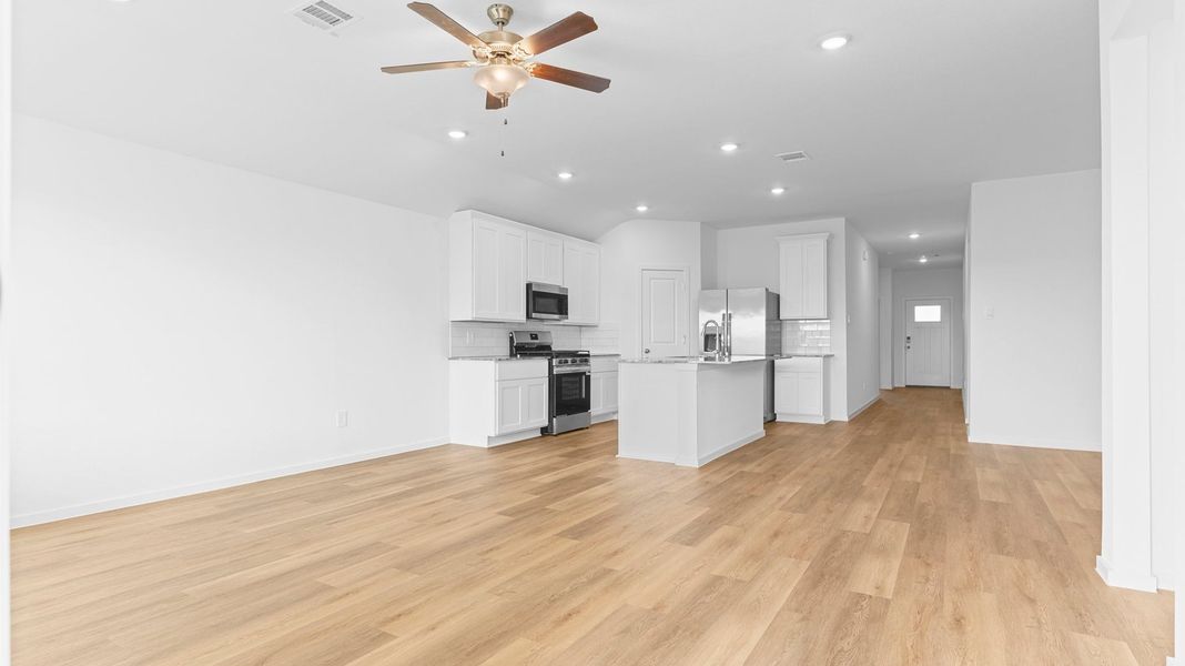Spacious, unfurnished interior of a new home in Caldwell Crossing, Iowa Colony (Image 14).