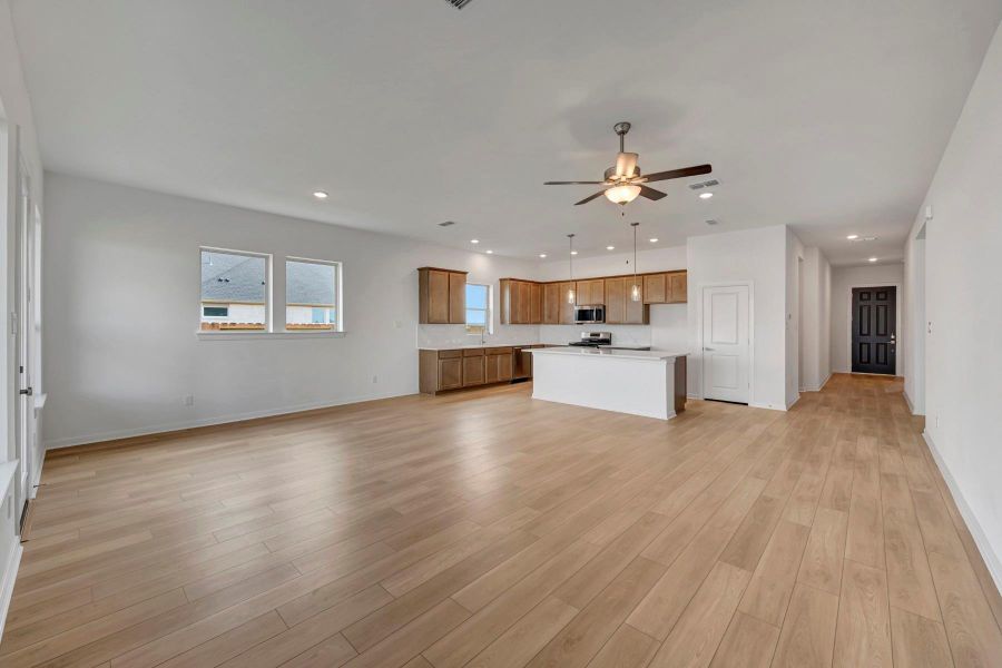 Spacious, unfurnished interior of a new home in Beacon Point at Lago Mar 50’ Homesites, Texas City (Image 33).