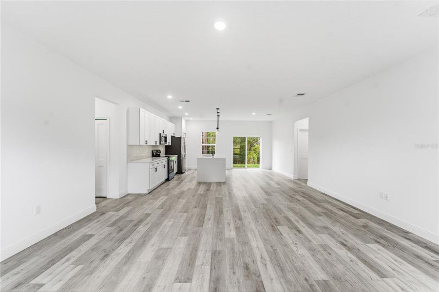 Spacious, unfurnished interior of a new home in , Ocala (Image 21).