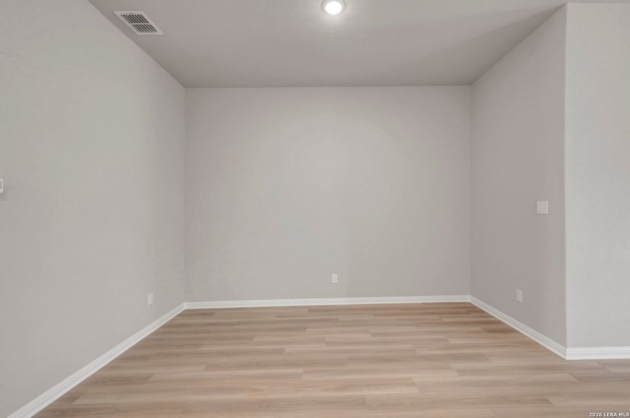 Spacious, unfurnished interior of a new home in Mesquite Ridge, San Antonio (Image 34).