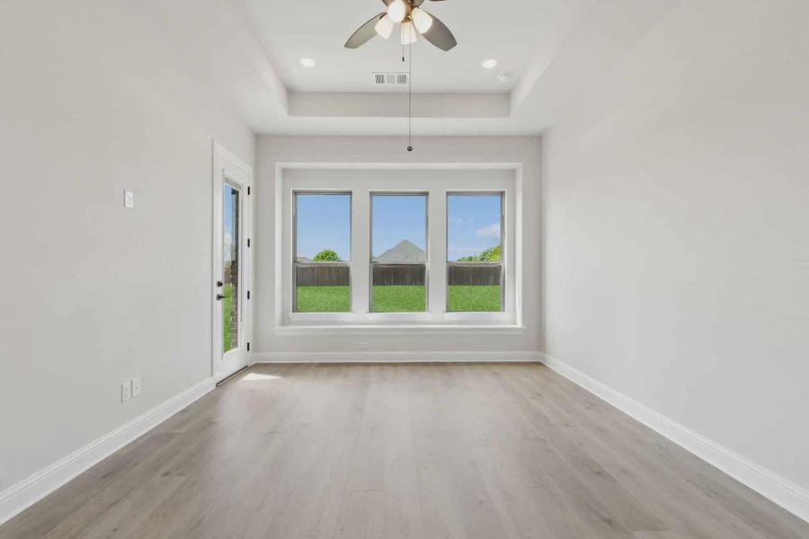 Spacious, unfurnished interior of a new home in Oaks of North Grove, Waxahachie (Image 9).