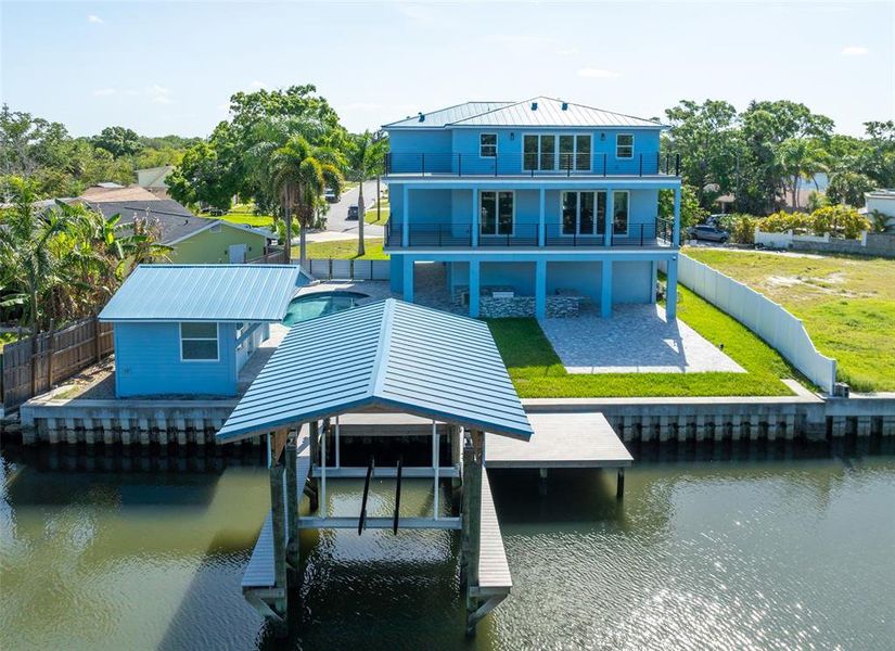 Exterior details and patio area of a home in , Tampa (Image 44).