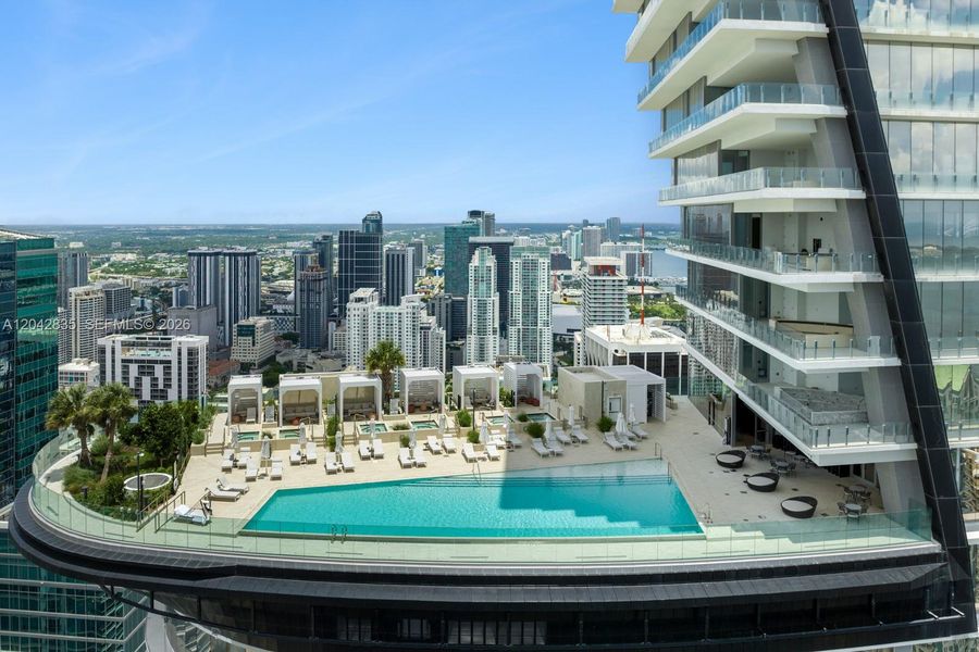 Condo located in Miami, FL showcasing its design and architecture (Image 30).
