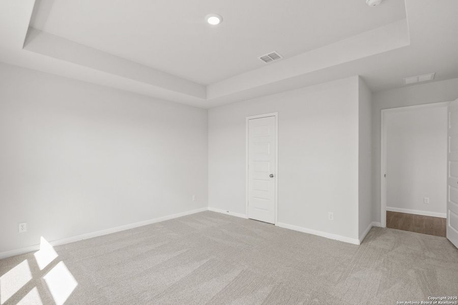 Spacious, unfurnished interior of a new home in Timber Creek, San Antonio (Image 28).