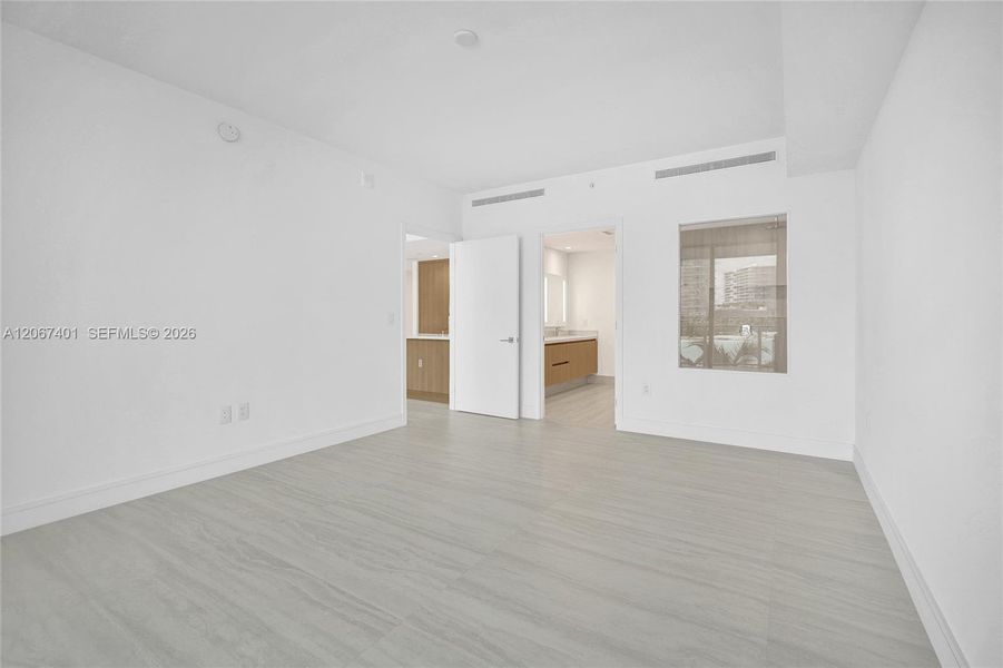Spacious, unfurnished interior of a new home in , Miami (Image 38).