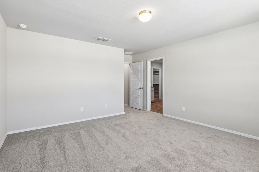 Spacious, unfurnished interior of a new home in Hunters Ranch, San Antonio (Image 21).
