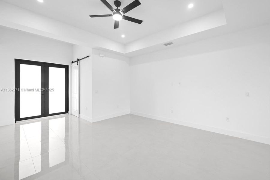 ACTUAL LIVING SPACE LOOKING TO MAIN ENTRANCE