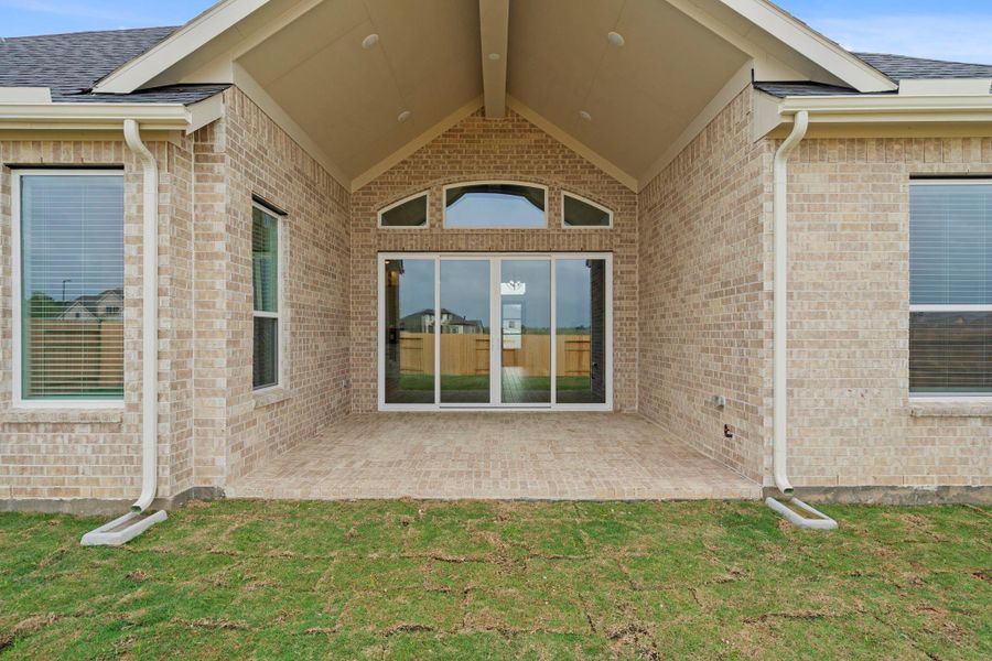 Exterior details and patio area of a home in Briarley, Montgomery (Image 3).