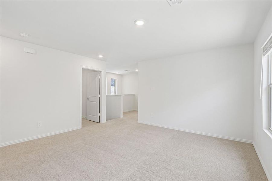 Spacious, unfurnished interior of a new home in Oak Ridge Park, Corinth (Image 24).