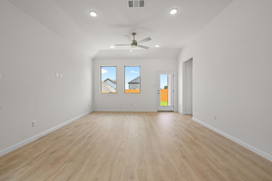 Spacious, unfurnished interior of a new home in Trinity Ranch, Elgin (Image 15).