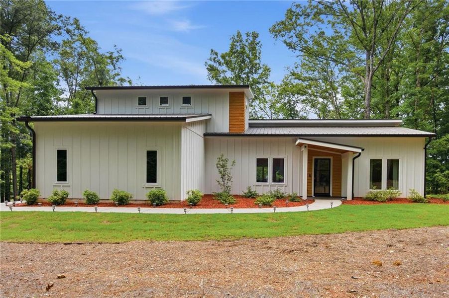 Exterior details and patio area of a home in , Eatonton (Image 3).