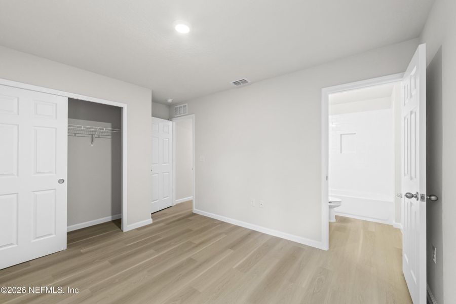 Spacious, unfurnished interior of a new home in , Jacksonville (Image 10).