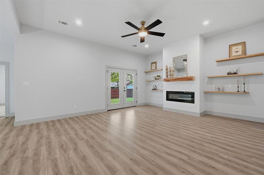 Spacious, unfurnished interior of a new home in , Sherman (Image 29).