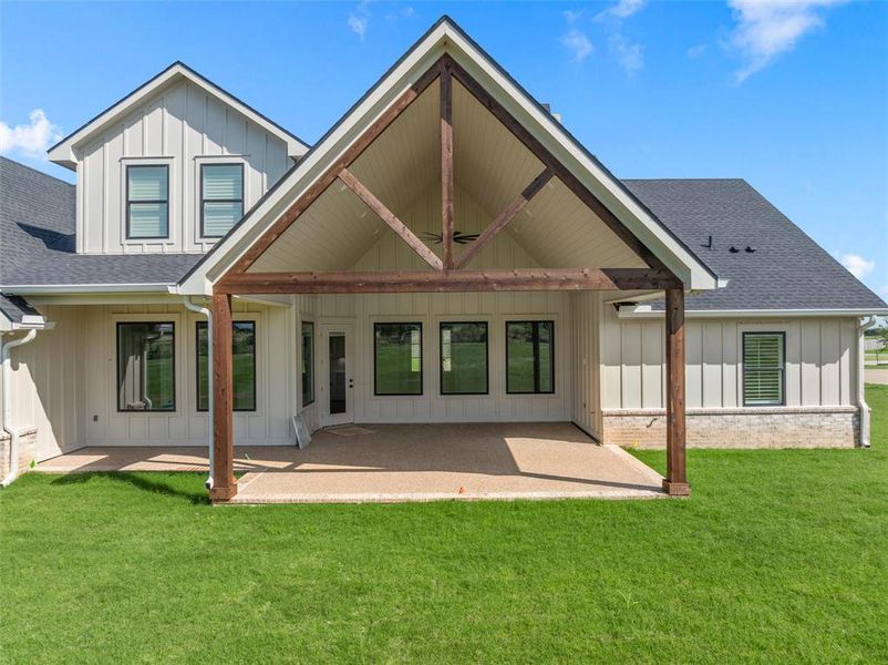 Exterior details and patio area of a home in , Lorena (Image 4).