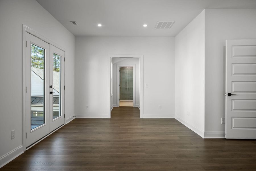 Spacious, unfurnished interior of a new home in Hayes Park, Johns Island (Image 46).