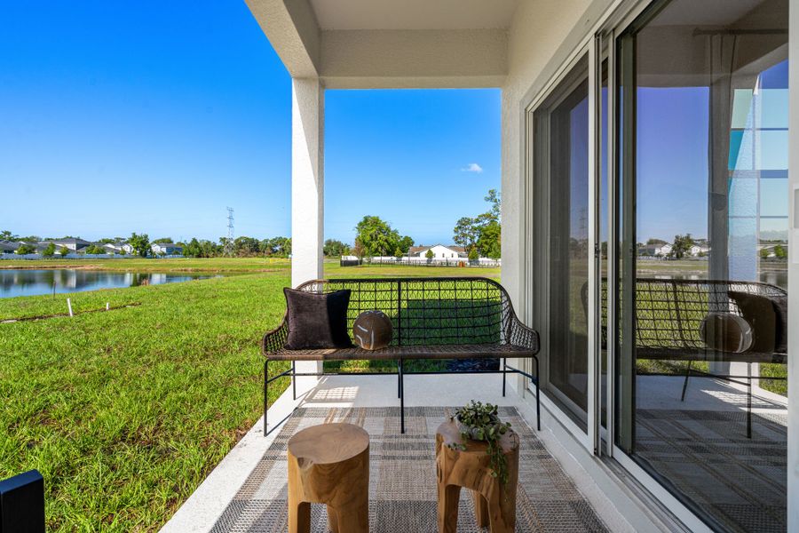 Exterior details and patio area of a home in Shenandoah Reserve, Orlando (Image 30).