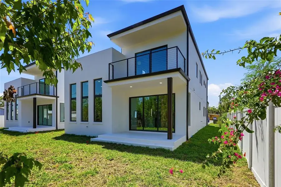 Exterior details and patio area of a home in , St. Petersburg (Image 28).