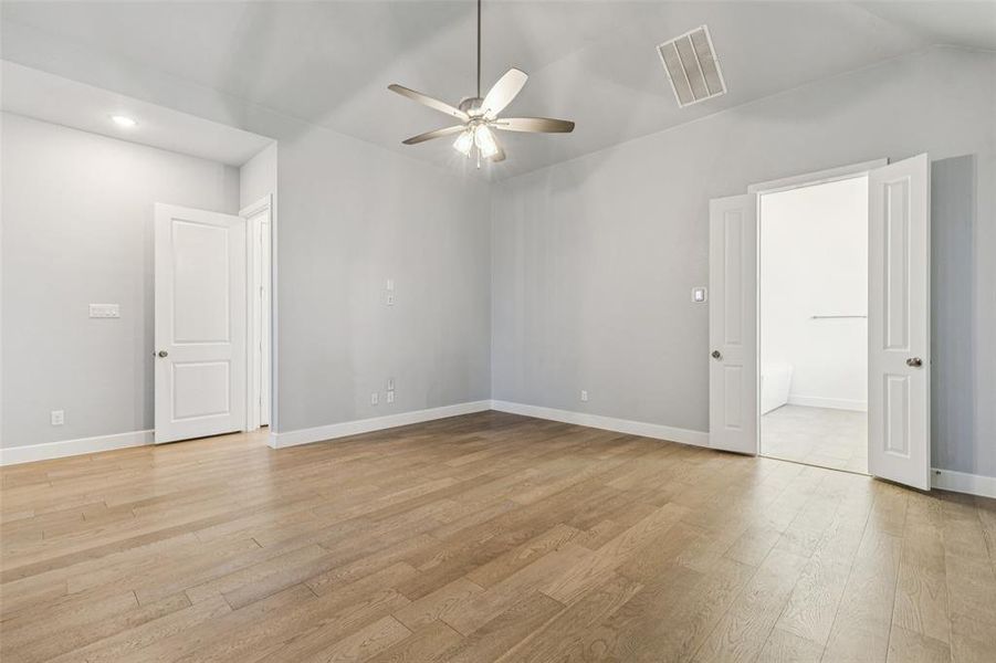 Spacious, unfurnished interior of a new home in , Aubrey (Image 20).